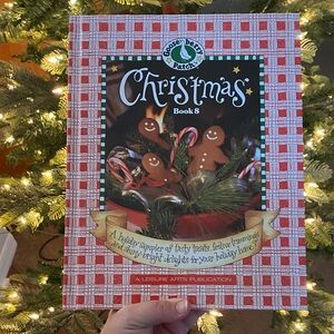 Gooseberry Patch Christmas Book 8 - Festive Red Cookbook